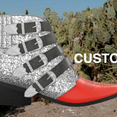 トーガ プルラ シュー、「4 metal buckle boots」を自分好みにカスタム! 初プロジェクトをファーフェッチにてスタート