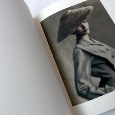 ディオールの信頼厚き写真家パオロ・ロベルシが収めたクチュールクリエーションの書籍が刊行【ShelfオススメBOOK】