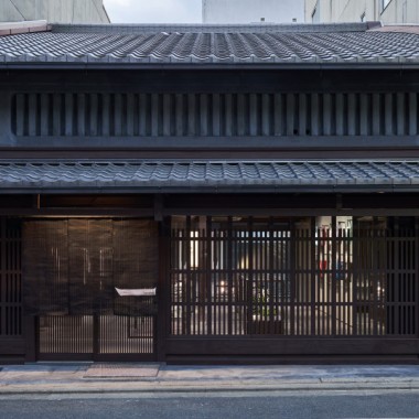 京都の町屋を改装したイッセイ ミヤケの新店舗がオープン。蔵のギャラリーも