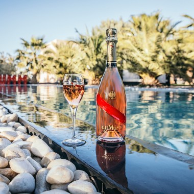 シャンパーニュの名門メゾン マムから「マム グラン コルドン ロゼ」が新登場。この夏だけのピンクに色づく屋外プールで贅沢なひと時を