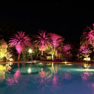 ピンク色に染まるナイトプール、25周年を迎えるホテルニューオータニ幕張にオープン!
