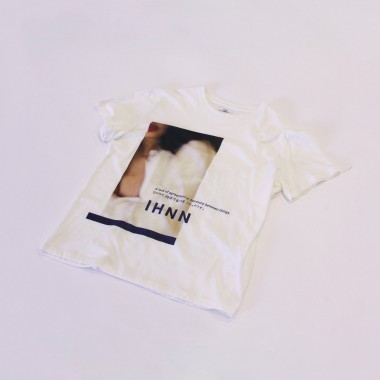 IHNNが新宿伊勢丹でブランド初のポップアップを開催。鈴木親撮影のビジュアルブックとTシャツを限定発売