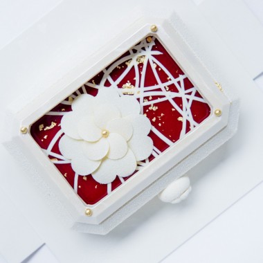 シャネルの腕時計をモチーフにしたベージュ アラン・デュカス 東京のクリスマスケーキ