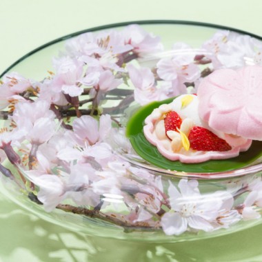 桜で始まり桜で結ぶ、星野リゾート 軽井沢ホテルブレストンコートの洋菓子デザートコース