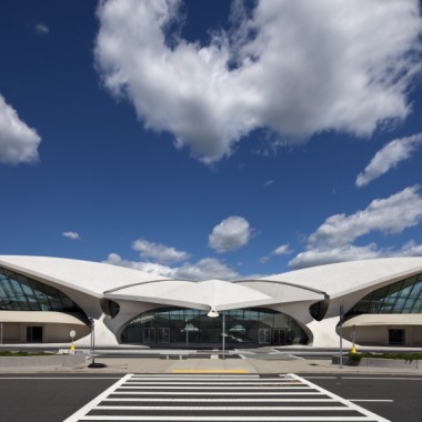 ルイ・ヴィトンがニューヨークJFK空港の「TWAフライトセンター」で2020年クルーズショーを開催