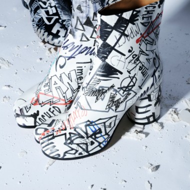 メゾン マルジェラから「タビ」ブーツのグラフィカルな新作カプセルコレクションが登場