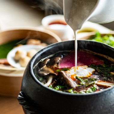 恵比寿のタイレストラン・ロングレインで、3回の“味変”ができるトムヤムスープの鍋が今年も登場
