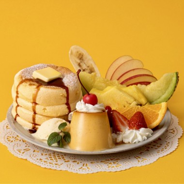 フリッパーズに、自家製プリンやフレッシュフルーツを盛り合わせた豪華な"奇跡のパンケーキ"が登場!