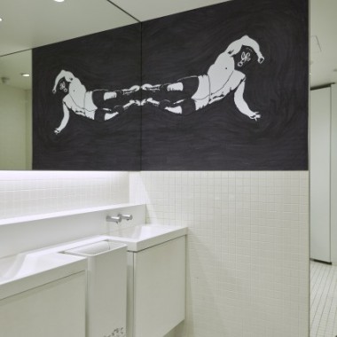 ラフォーレ原宿の“ギャラリー”トイレで浅野忠信の展示がスタート