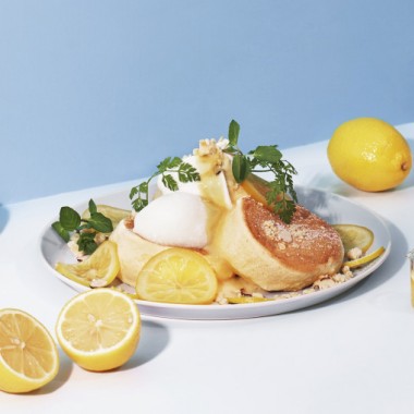 フリッパーズ、限定フェアにレモンチーズタルトをイメージした“奇跡のパンケーキ”が登場