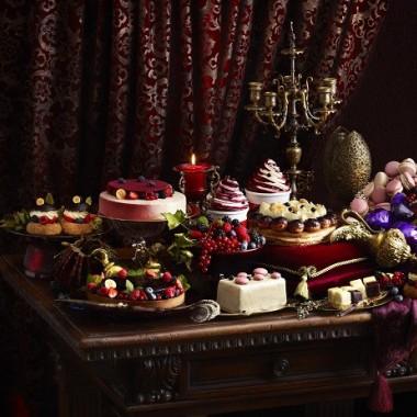 ピエール・エルメ・パリ、母の日のためのギフトコレクション。カラフルなマカロンやハートのケーキ