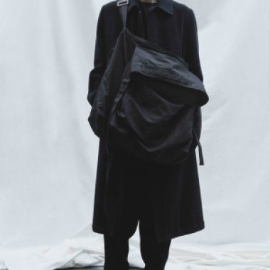 discord Yohji Yamamoto、2020-21秋冬コレクションでは衣服として纏うバッグを表現