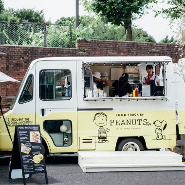 PEANUTS Cafeのフードトラックが大阪・梅田のエスト通りに期間限定で登場