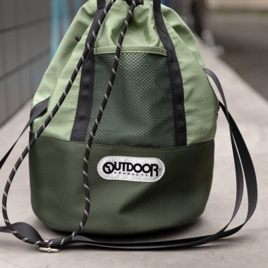 OUTDOOR PRODUCTSのROSE BUD別注バッグはショルダー＆トートとして2通りの使い方が楽しめる巾着タイプ