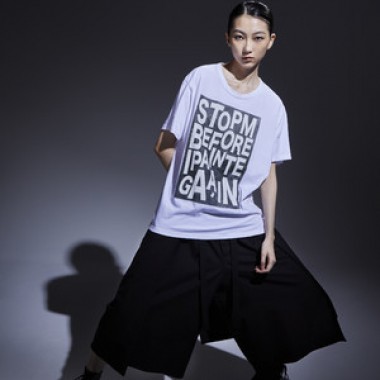 山本耀司が過去に発したsentenceやmessageをプリントしたTシャツをTHE SHOP YOHJI YAMAMOTO限定で発売