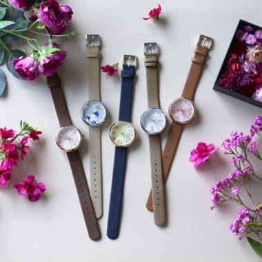 フラワーアーティスト前田有紀の「gui flower design」とコラボした、プリザーブドフラワーを散りばめた腕時計