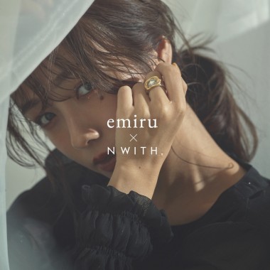 前田希美がディレクターを務める「エヌウィズ」とアクセサリーブランド「emiru」がコラボアクセサリーを発表