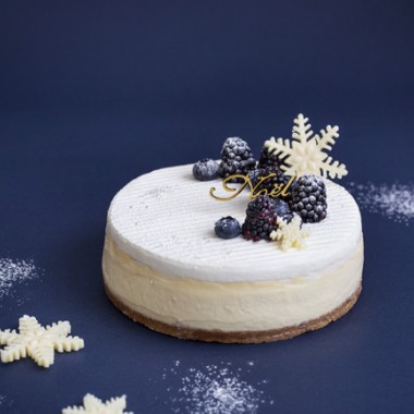 渋谷のパティスリー ミーガン バー&パティスリー人気のチーズケーキが雪景色をイメージしたクリスマスケーキに