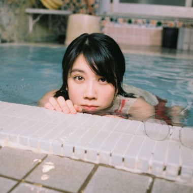 女優・松本穂香×写真家・川島小鳥、写真集刊行に先駆けて「ジェラートってなに? 展」開催