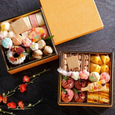 マカロンや紅白のロールケーキが二段重ねの重箱に。シェラトン都ホテル大阪の「スイーツおせち」
