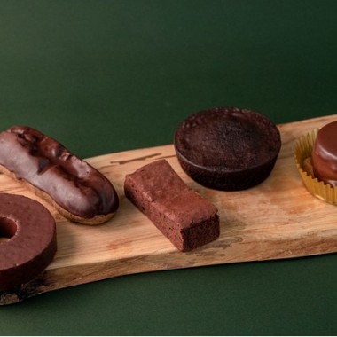 ケンズカフェ東京 氏家健治シェフが監修したチョコレートを使用したパンやスイーツがファミマに登場