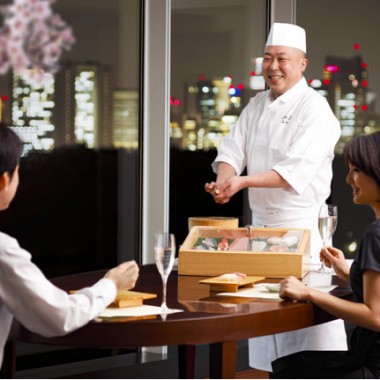 銀座久兵衛の寿司職人がお部屋で握る! ニューオータニで桜と寿司を楽しむ「おこもりプラン」が登場