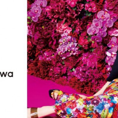 GUと蜷川実花「M / mika ninagawa」がコラボ、鮮やかな花柄のワンピースやクリアバッグなどを展開