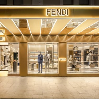 ファサードの彫刻はゴールドのラッカーグラス仕上げ! フェンディがシドニーに初の旗艦店をオープン