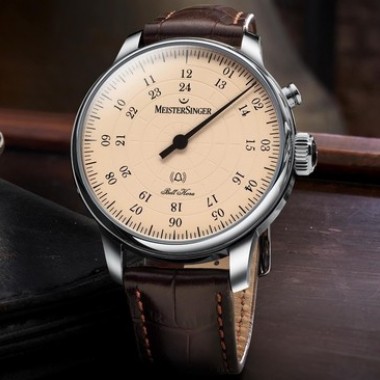 144の目盛りを一つの針が指し示す時刻。ドイツの腕時計ブランド「マイスタージンガー」の新作タイムピースが登場