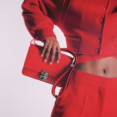 ジバンシィが新エッセンシャルハンドバッグ「4G」を発表。実用的な収納など美しさと機能性を兼ね備えたデザイン