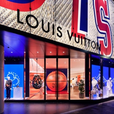ルイ・ヴィトン 渋谷メンズ店が「LV×NBA」の世界観を反映した特別な空間に! エントランスには特大バスケットボールも登場