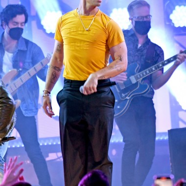 ブルガリを纏ったジョー・ジョナスが2021ビルボード・ミュージック・アワードに登場
