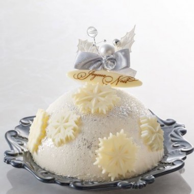 フランス発ベイユヴェールのクリスマスケーキ。白を基調とした見た目の華やかさとオトナらしさを追求