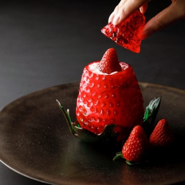 アートのような飴細工の器 8重層パフェ。アマン京都「苺 Art of Strawberry」が再登場