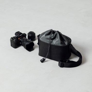 土屋鞄製造所からエイジングが楽しめるヌメ革を使用した「革のカメラバッグ」が登場