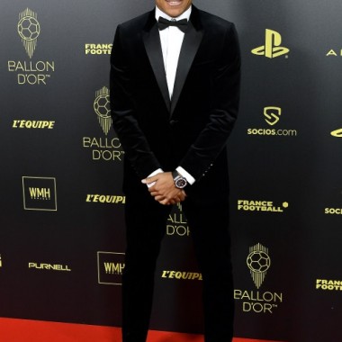 ディオールを纏ったキリアン・エムバペがパリで開催されたバロンドール授賞式に登場