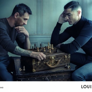 チェスに興じるメッシとロナウドを写真家アニー・リーボヴィッツが捉えたルイ・ヴィトンの最新広告キャンペーンを公開