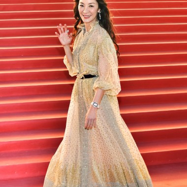ディオールを纏ったミシェル・ヨーが第41回香港映画賞のレッドカーペットに登場