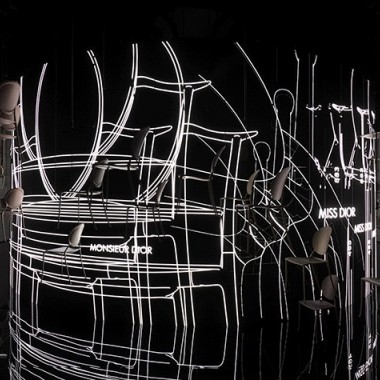 フィリップ・スタルクによるアームチェア「ムッシュ ディオール」とファーニチャーコレクションをミラノサローネで発表