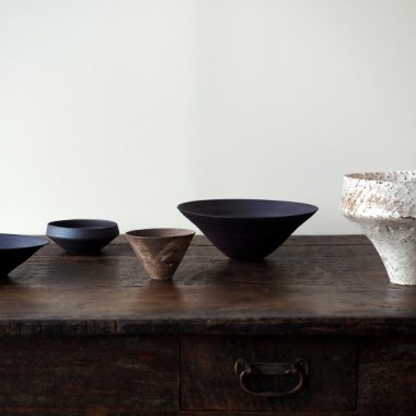 繊細でモダンな薄造りの錆器。IDEE TOKYOで陶芸家・二階堂明弘の作陶展を開催