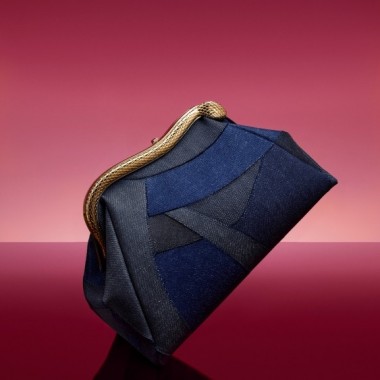 デニム生地をメゾンの匠の職人がラグジュアリー感溢れるパターンへと加工したブルガリの新作バッグが登場