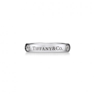 ティファニーのバンドリングに「Tiffany & Co.」の刻印がアイコニックに施された新作デザインが登場