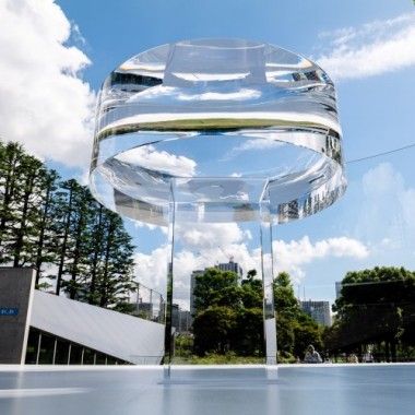 吉岡徳仁の4年ぶりとなる展覧会「吉岡徳仁 FLAME − ガラスのトーチとモニュメント」を開催