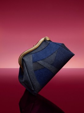 デニム生地をメゾンの匠の職人がラグジュアリー感溢れるパターンへと加工したブルガリの新作バッグが登場