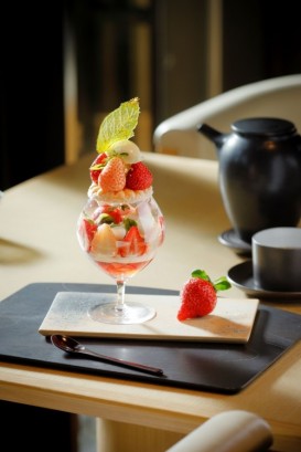 2種の苺と京都のエッセンスが奏でるアート。アマン京都で味わう春の苺パフェ