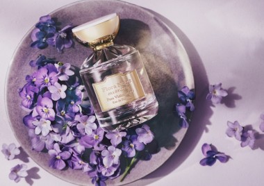 小さな幸せを呼ぶスミレの香り。フローラノーティス ジルスチュアートからブランド9つ目となる新たな香り「ピュアバイオレット」を発売