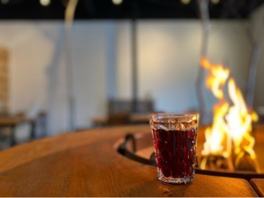 自由で優雅なひと時を過ごす。焚き火を見ながら自家焙煎珈琲を楽しめる北海道・小樽のカフェ