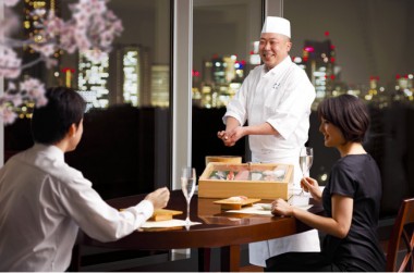 銀座久兵衛の寿司職人がお部屋で握る! ニューオータニで桜と寿司を楽しむ「おこもりプラン」が登場