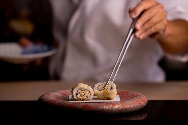 ザ・リッツ・カールトン京都内にあるミシュラン一つ星の「天麩羅 水暉」で秋限定の鱧と松茸を使ったコースを満喫