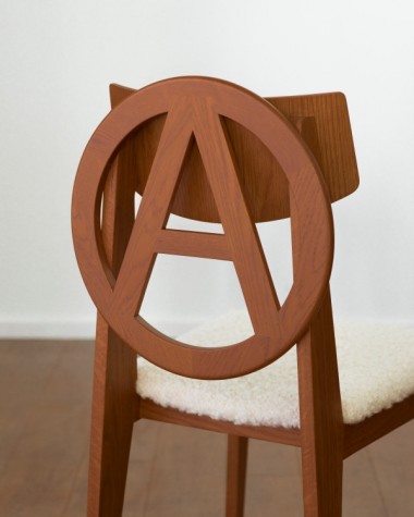 アンダーカバーが天童木工製作の「アナーキーチェア」を販売。背面にシンボルの『サークル A』を配置